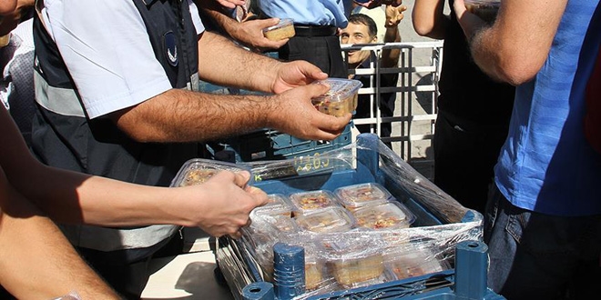 Hakkari'de polis aşure dağıttı