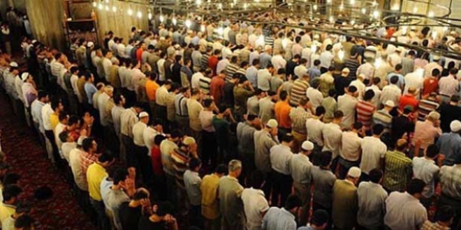 Camide namaz kılarken bıçaklandı