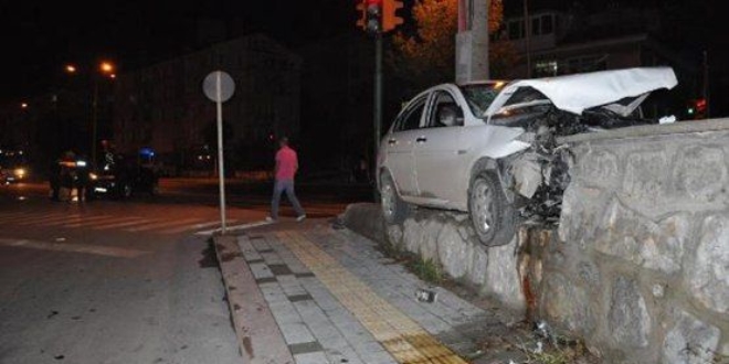 K�tahya'da Otomobil istinat duvar�na �arpt�: 1 �l�, 1 yaral�