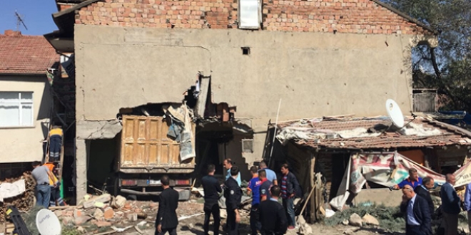 Yoku� inen kamyon eve girdi: 3'� �ocuk 6 yaral�