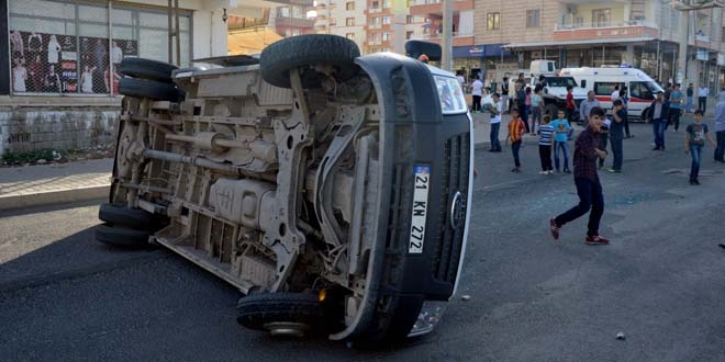 Diyarbakır'da minibüs ile ticari taksi çarpıştı: 6 yaralı
