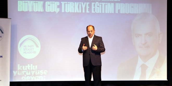 Bakan Akda�, 'Siyaset Akademisi'nin ilk dersini verdi