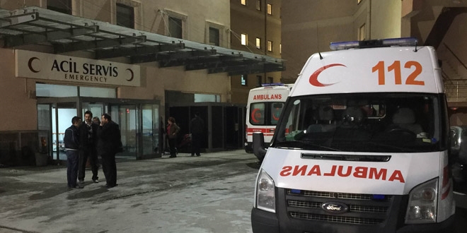 Kavgayı ayırmak isterken boğazından bıçaklandı