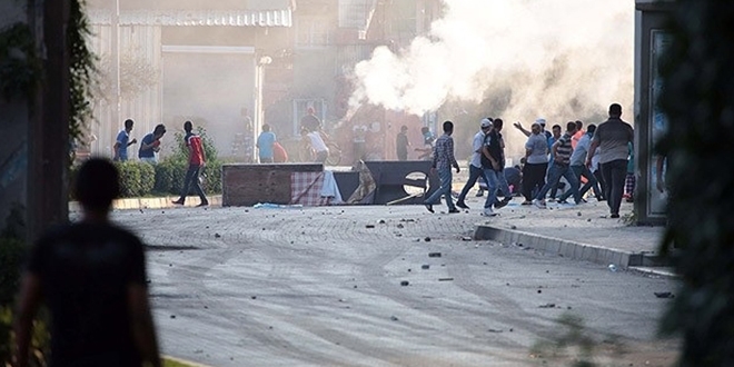 Adana'daki izinsiz gösteriye polis müdahalesi