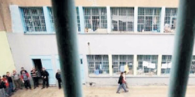 Cezaevlerinden mektup ya��yor