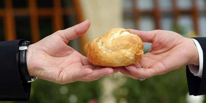 FETÖ üyeleri önemli bilgileri 'ekmek arası'na saklamış