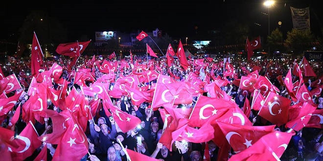 'Demokrasi nöbetine' katılan vatandaşlara hakarete soruşturma