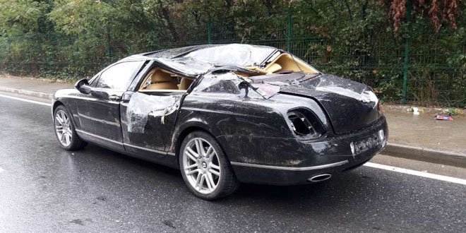 Bentley'e çarpan cebinden öder