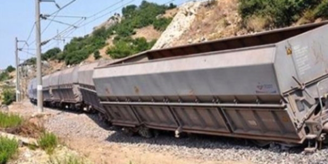 Erzincan'da yük treninin geçişi sırasında patlama
