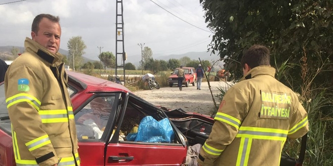 Otomobilin üzerine ağaç devrildi: 1 ölü, 1 yaralı