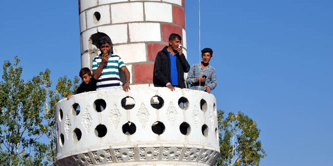 Telefonla konu�mak i�in minareye ��k�yorlar