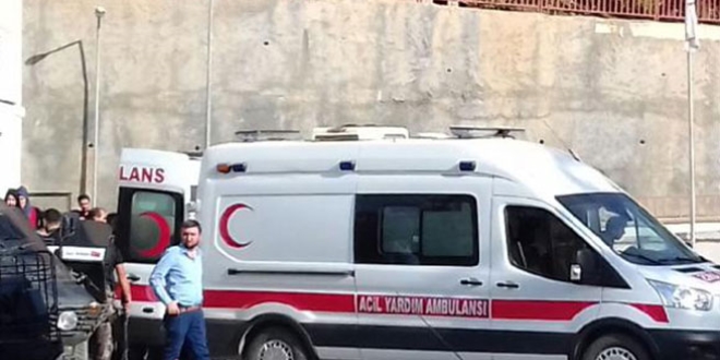 Hakkari'de zırhlı polis aracı devrildi: 3 yaralı