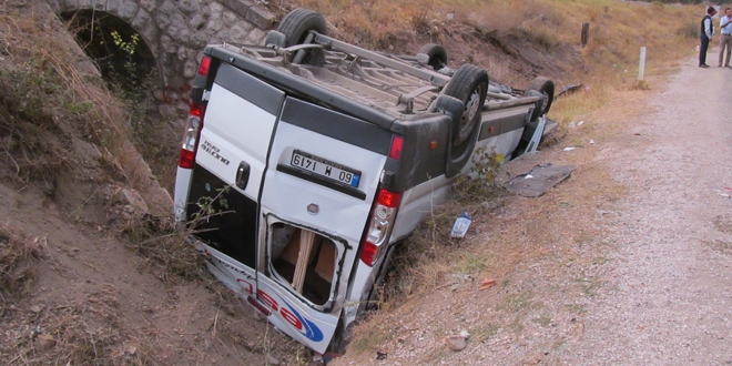 Tekstil işçilerini taşıyan minibüs devrildi: 13 yaralı