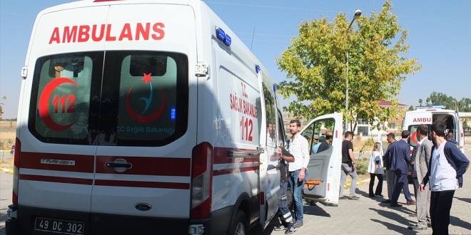 Muş'ta yolcu minibüsü traktörle çarpıştı: 14 yaralı