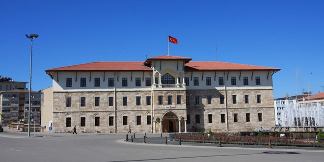 Sivas Valili�i: Sizi kurtaraca��m diyenlere inanmay�n