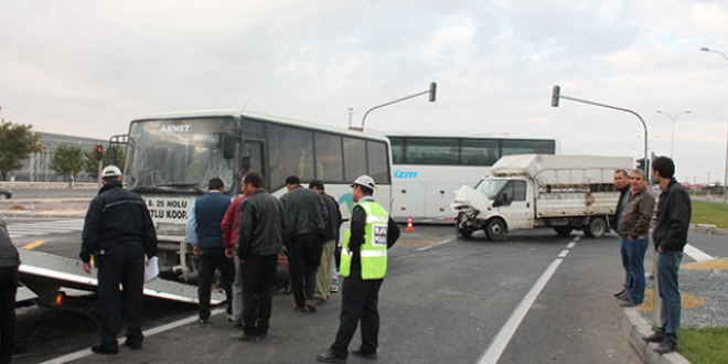 Aksaray'da renci servisi 2 kamyonete arpt: 12 yaral