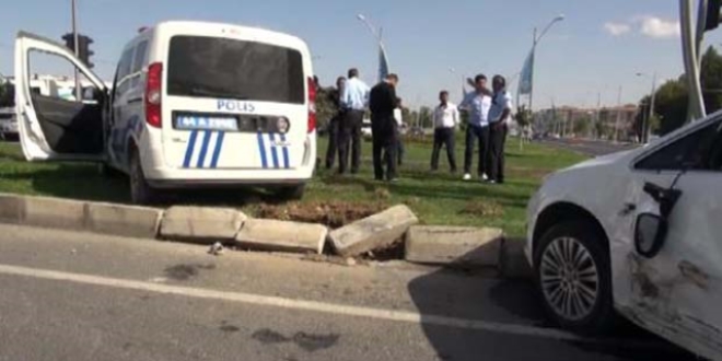 Bakan'ın konvoyunda kaza