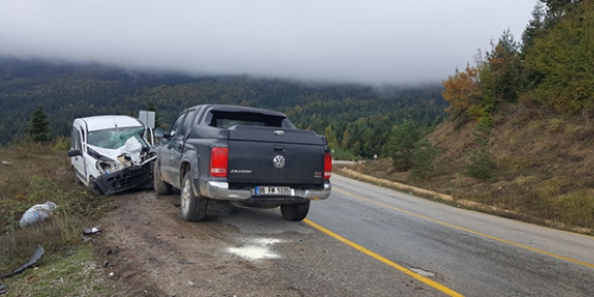 Kastamonu'da 2 kamyonet çarpıştı: 2 ölü, 1 yaralı