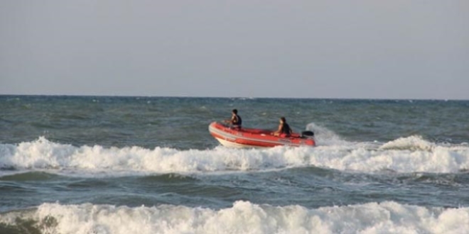 Bal�k tutarken denize d��en ki�i kayboldu