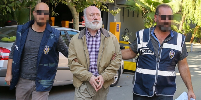 Firari amiral peruk takarak, sakal bırakarak gizlenmiş
