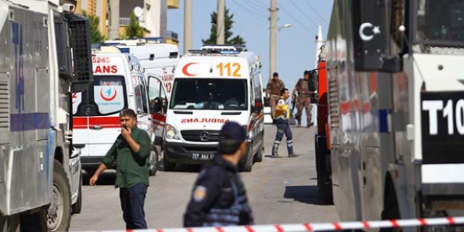 Gaziantep'te teröristler kendilerini patlattı: 3 polis şehit