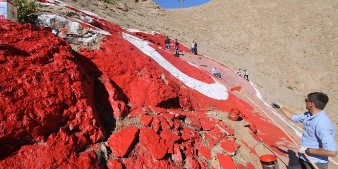 T�rkiye'nin en b�y�k kaya haritas� boyand�