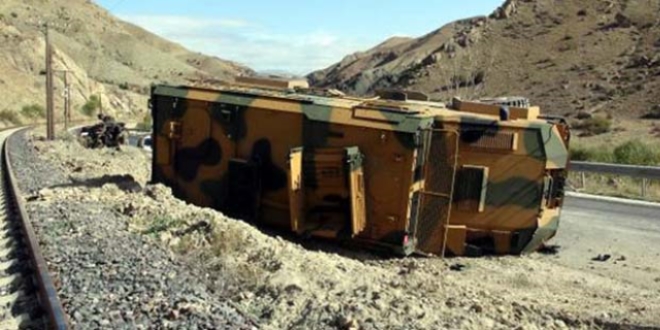 Erzincan'da askeri araç devrildi: 3 asker yaralı