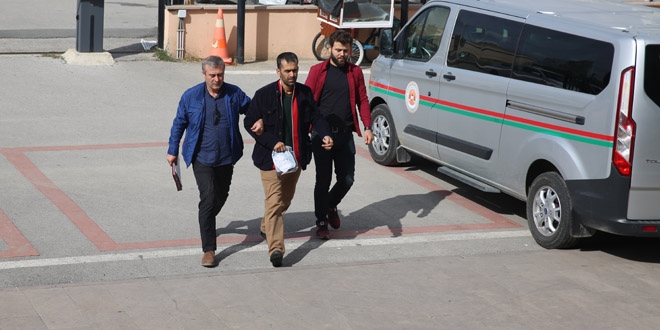 FETÖ üyeleri, tır dorsesinde kaçarken yakalandı