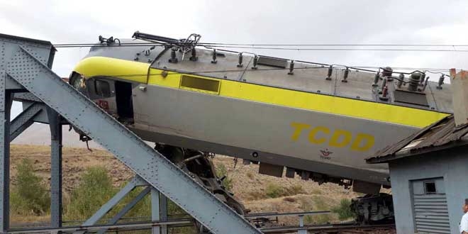 Sivas'ta tren kazası: 4 makinist yaralandı