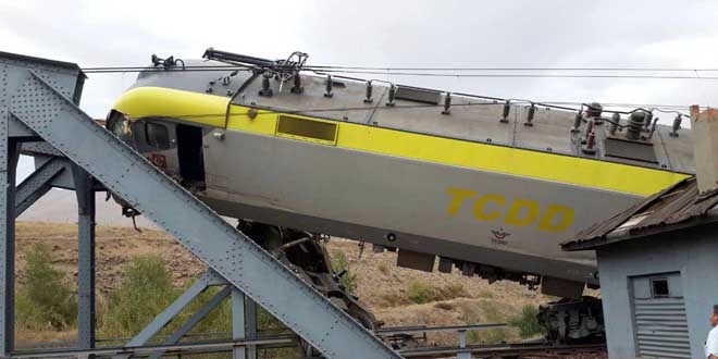Sivas'ta tren kazas: 4 makinist yaraland