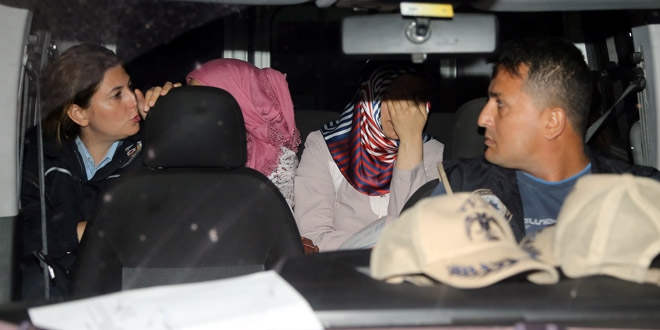 Adana'da 1'i retmen, 6 kii tutukland