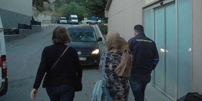 İzmir'de FETÖ'cü 20 kadın gözaltına alındı