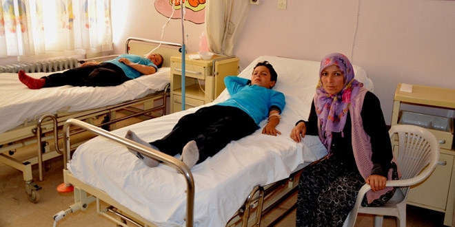 Manisa'da 20 öğrenci hastaneye kaldırıldı