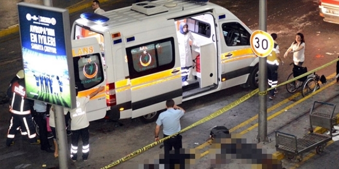 Atat�rk Havaliman�'nda trafik kazas�: Hizmet g�revlisi a��r yaral�