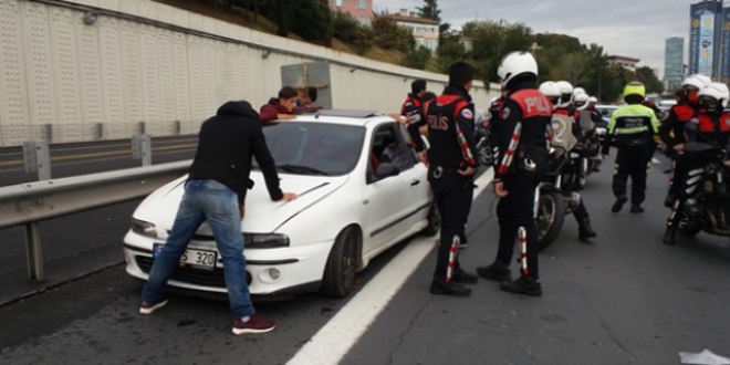 Güvenlik şeridine girip polisleri ezdiler