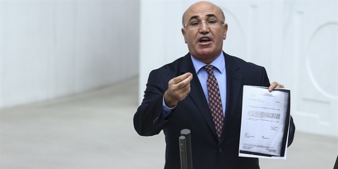 CHP'li Tanal, Ağabeyini aşağıladı. Okur yazar değil