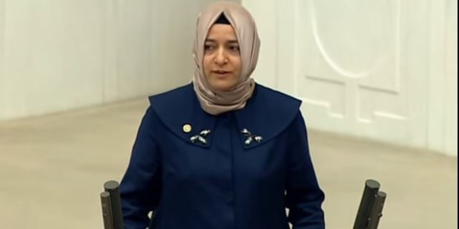 'Bir kadın bakan olarak, bombaların altında oturdum'