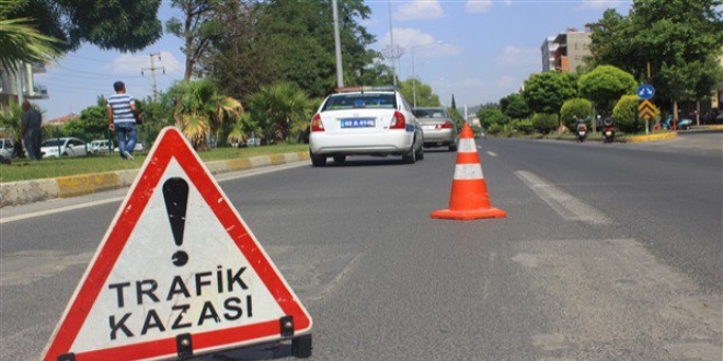 Yozgat'ta Trafik kontrol� yapan 2 polise otomobil �arpt�