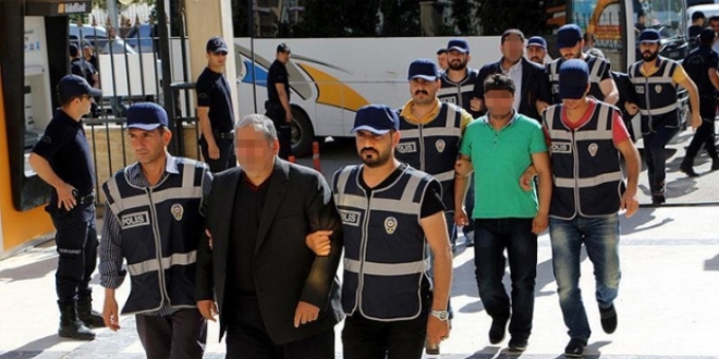 Isparta'da FET�'den g�zalt� olan 8 i� adam� tutukland�