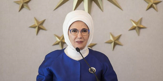 Emine Erdo�an vali e�lerini kabul etti