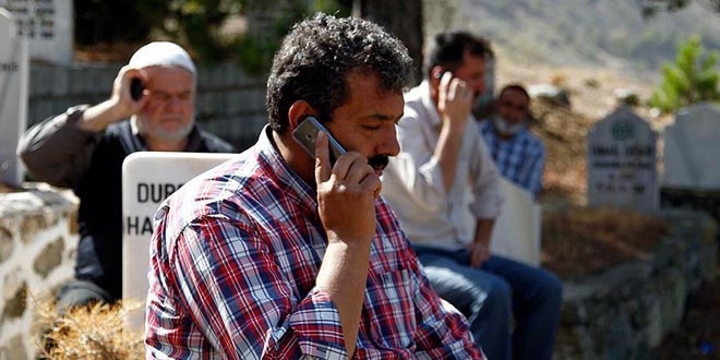 Telefonda konuşmak için 'mezarlığa' gidiyorlar
