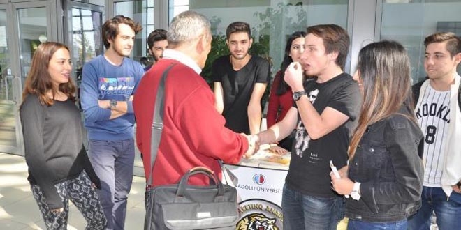 Okul arkadaşları onun öğrenci olduğuna inanamıyor