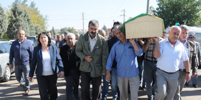 HDP'li vekil gri listedeki PKK'lının cenazesine katıldı