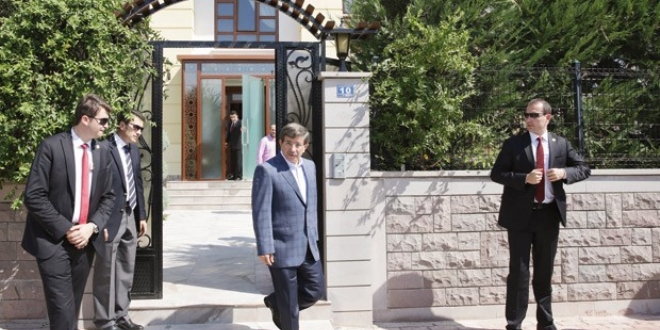 Davuto�lu, anne ve amcas�n�n mezar�n� ziyaret etti