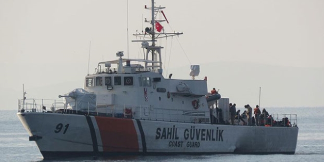 Denizde mahsur kalan 57 kişiyi sahil güvenlik kurtardı