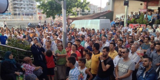 stanbul'da konut madurlarndan tabutlu protesto