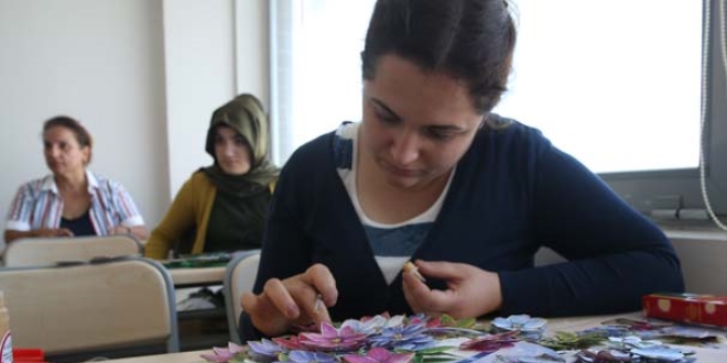 Ev hanımları 'kağıttan' para kazanıyor