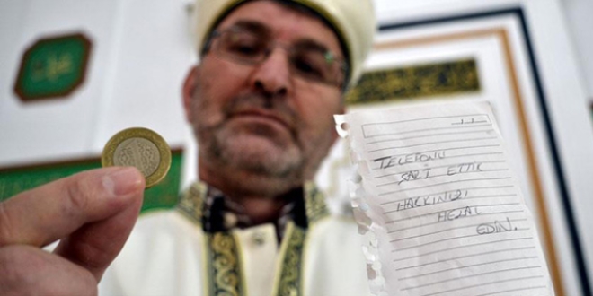 Camide telefonunu �arj eden vatanda�tan duyguland�ran davran��