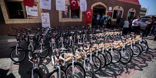 Erdo�an'�n hediye etti�i bisikletler Gazze'de da��t�l�yor