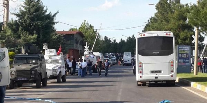 Polis servis aracının geçişi sırasında patlama